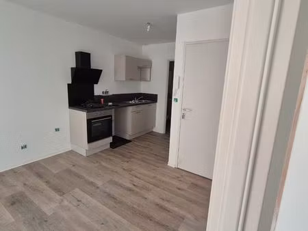 t2 bis 38 5 m² – entièrement rénové  dpe b  2 balcons – cœur de village