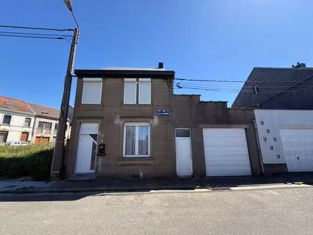 excellente maison 3 façades avec beau jardin et grand garage