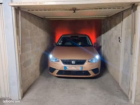 location garage box fermé 13005 avec électricité (impasse sarturan)