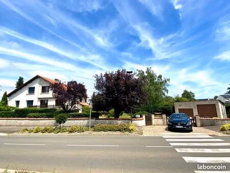 charmante maison f4  dépendances et grand terrain
