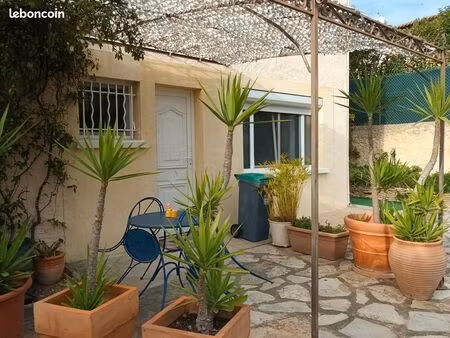 particulier loue t2 meublé  rdc avec terrasse et parking dans maison à allauch  eau  élect