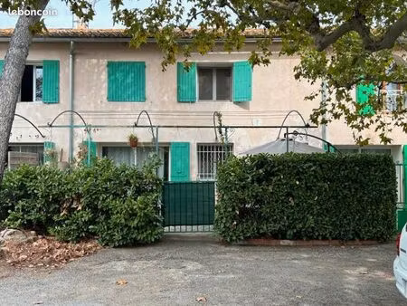 salon de provence: maison mitoyenne à la campagne