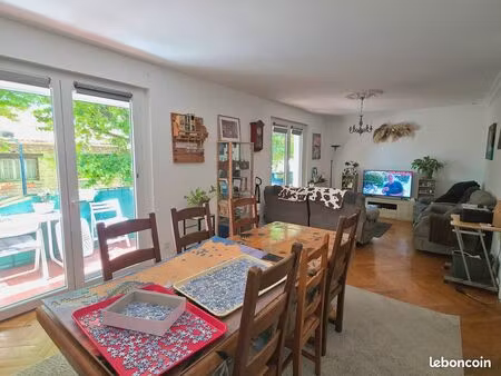 maison de ville avec extérieur et garage