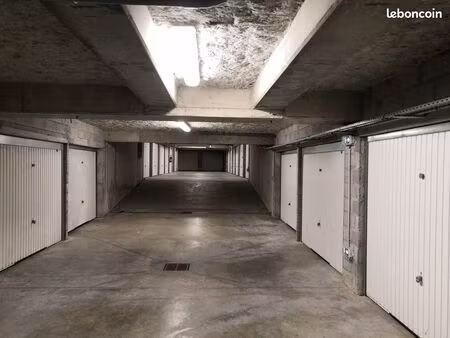 grand box / parking fermé en sous sol