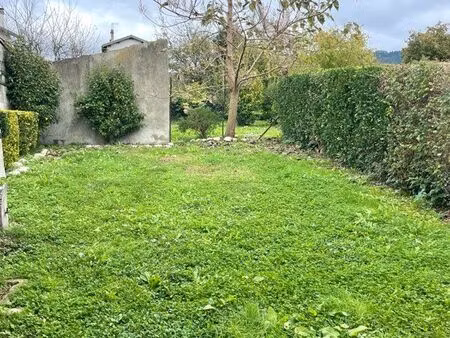 charmante petite maison de ville sur 3 niveaux avec jardin à lorp