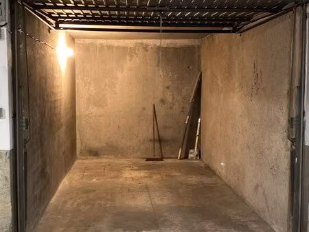 box ferme - à proximité du tram à jean xxiii- 12 2m2