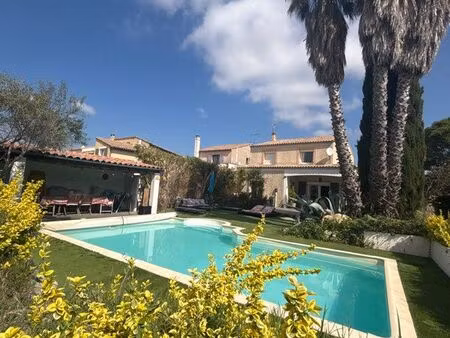 maison familiale avec jardin arboré et piscine