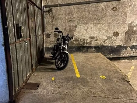 place de parking moto sécurisée