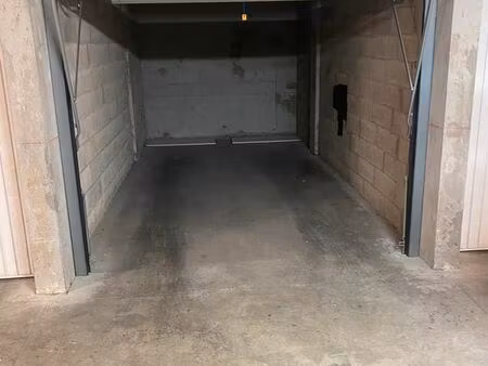 garage à louer – quartier calme – parfait stockage ou véhicule