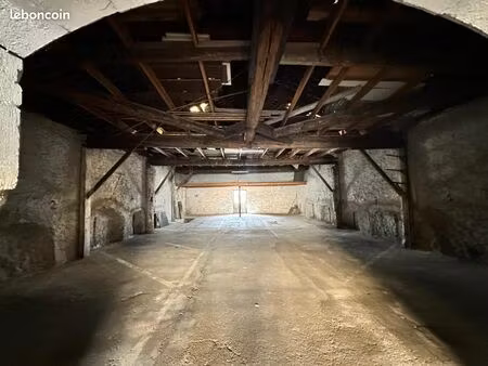 grand garage / local de stockage 280 m² face à la gare