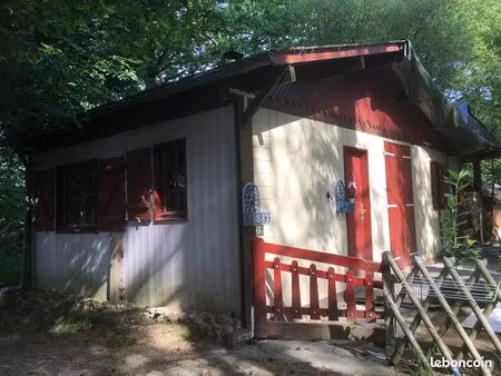 terrain avec chalet et étang dans la forêt de brocéliande
