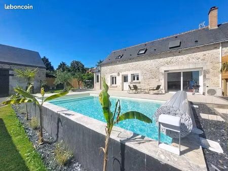 corps de ferme rénové avec dépendances  piscine et grand terrain