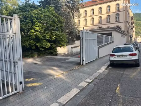 location garage/box fermé