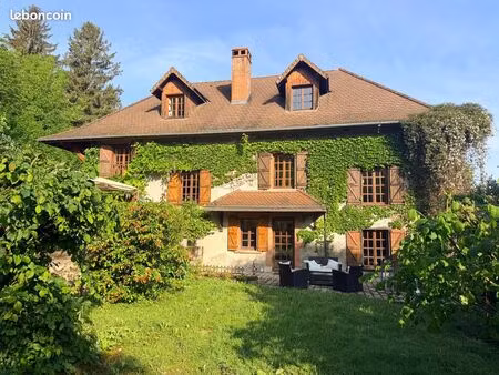 mas dauphinois rénové en 2022 de 350m2 sur 2700m2 de terrain