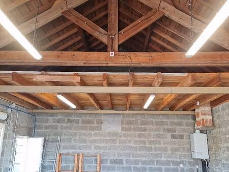 grand garage de 48m² + 15m² de mezzanine