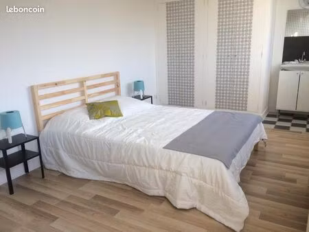 grande chambre meublée
