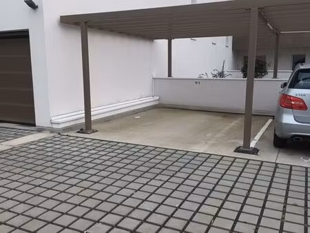 place de parking dans résidence fermée très proche bourg 8000 euros