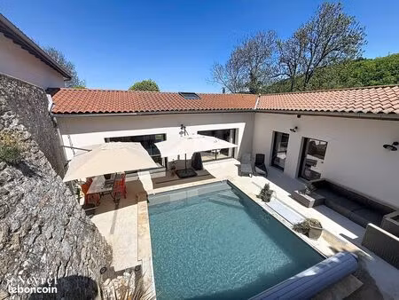 propriété 8 pièces 218 m²