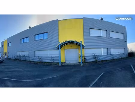 superbe entrepot de 1000 m2 avec grand espace de stockage nombreux bureaux cuisine et sani
