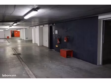 vends garage 25m2 presqu'ile