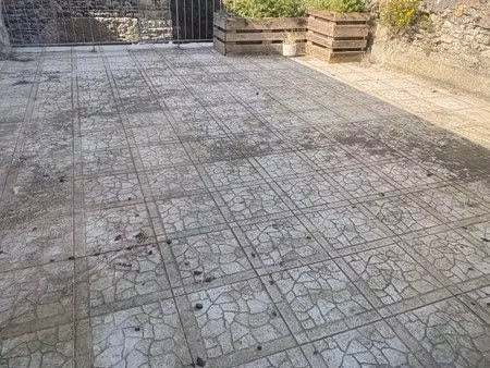 appartement3/4 pieces en duplex terrasse plein bourg portbail libre en juin
