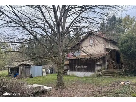 maison très isolée dans les bois