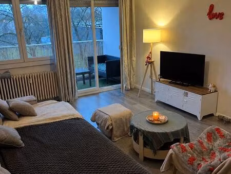 t2  47m  lumineux avec grand balcon
