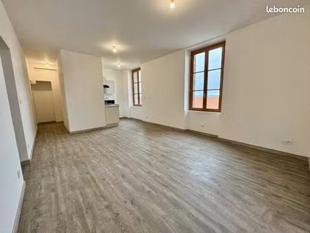 t3 refait à neuf 65 m² – traversant  lumineux  parking – pradelles