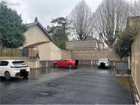 place de parking extérieure