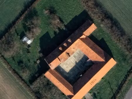 ferme au carré - 347 m2 habitables - proche des commodités - parcelle : 4039 m2 - nombreus