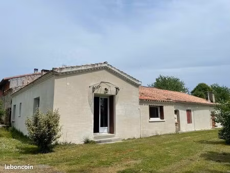 ensemble de deux maisons attenantes à la campagne