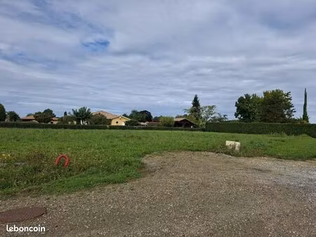 terrain 937 m² bats
