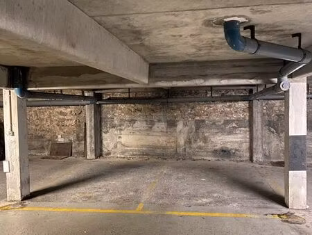 place de parking couverte au 40 rue voltaire - vieux lille