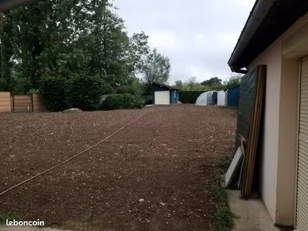 terrain constructible entièrement clôturé