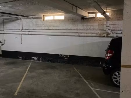 rare à st jean de luz : place de parking en s/sol d’une résidence face à la baie