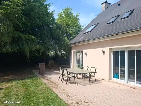 grande maison avec jardin arboré