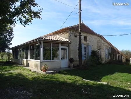 ferme et ses dépendances avec lac