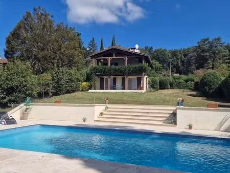 magnifique maison en bordure d'un village animé