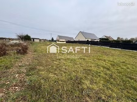 terrain 653 m² charge