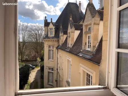f2 et son parking en centre historique de senlis