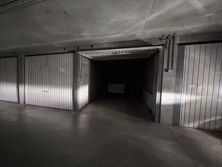 box fermé - jet d'eau - lyon 8