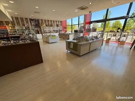 local commercial 470 m² reims