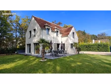 lamorlaye – élégante maison contemporaine de 2021 – 184 m² – écrin de verdure sans vis-à-v