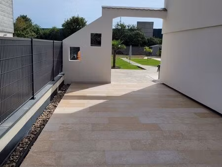 grande maison avec un grand jarin