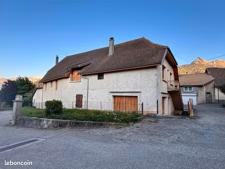 vends grande maison de village à lalley