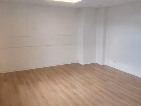 bureau lumineux et proche des axes routiers