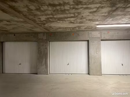 parking box fermé dans résidence sécurisée
