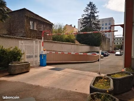à vendre – place de parking sécurisée – villeurbanne gratte-ciel