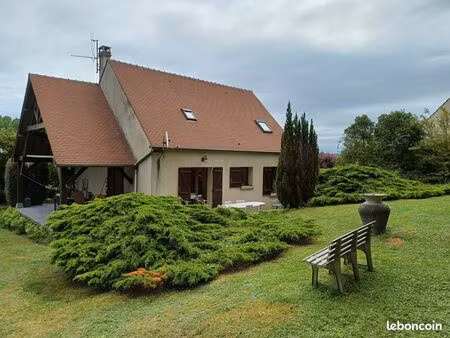 maison traditionnelle en lisière de forêt