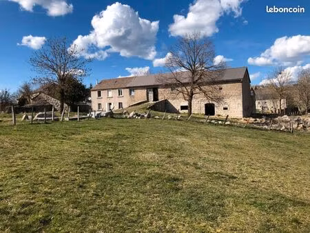 corps de ferme en pierre avec dépendances